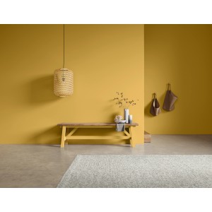 Wohnraum in Blütenzauber-Gelb gestrichen mit Schöner Wohnen Naturell Kreidefarbe. Bank und Deko im Raum.