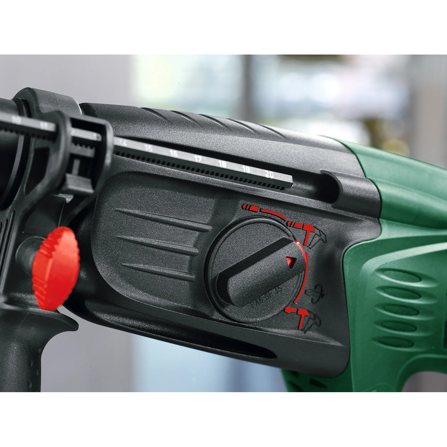 Detailaufnahme des Bosch Bohrhammers PBH 2800 RE: Drehschalter und Tiefenanschlag im Fokus.