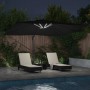 Schwarzer vidaXL Ampelschirm Roma mit LED-Beleuchtung über Liegen am Pool.