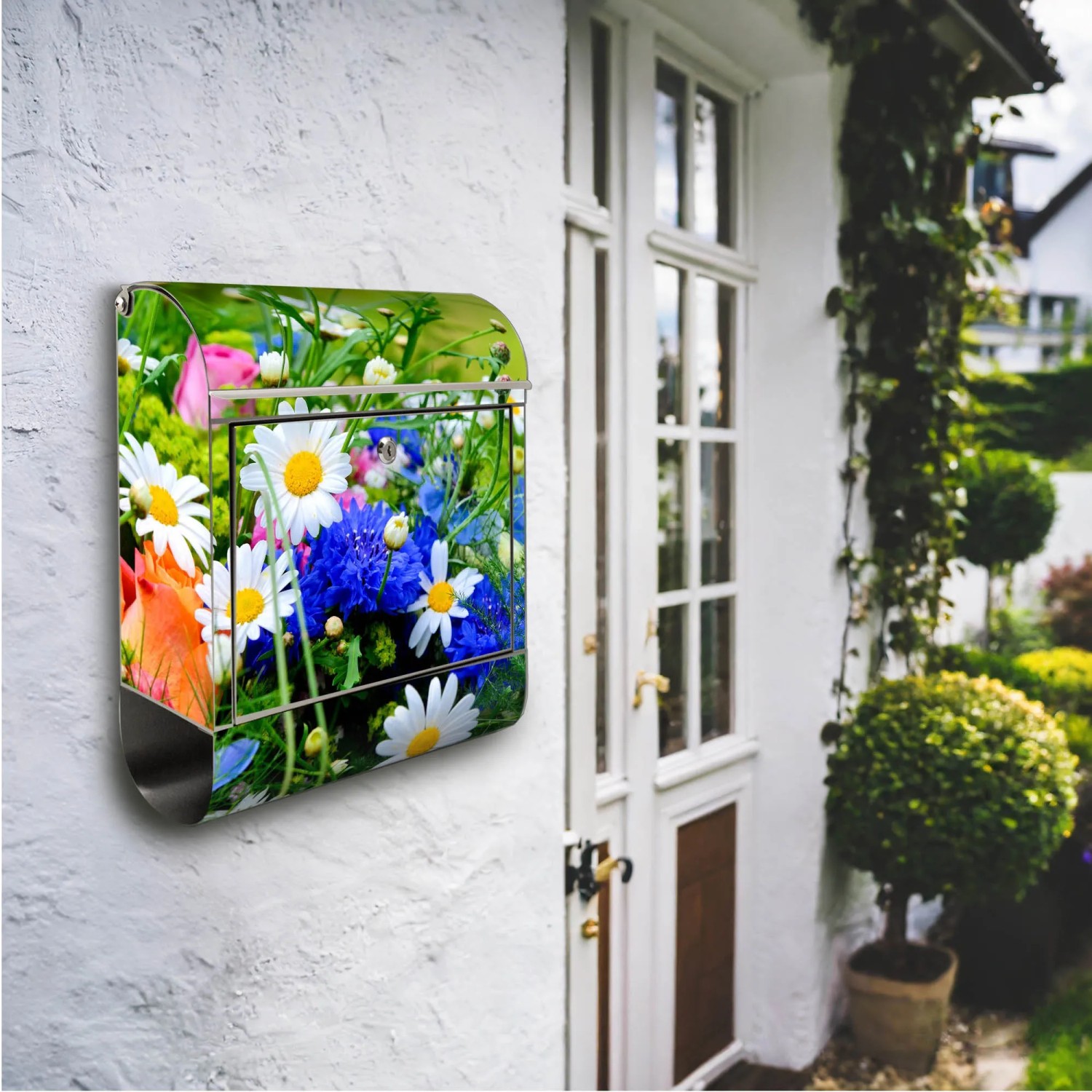 Edelstahl Briefkasten mit Blumenstrauß Motiv und Zeitungsfach, montiert an einer weißen Hauswand.