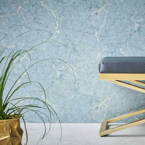 Blaue Vliestapete in Marmoroptik für Wohnzimmer und Küche.
