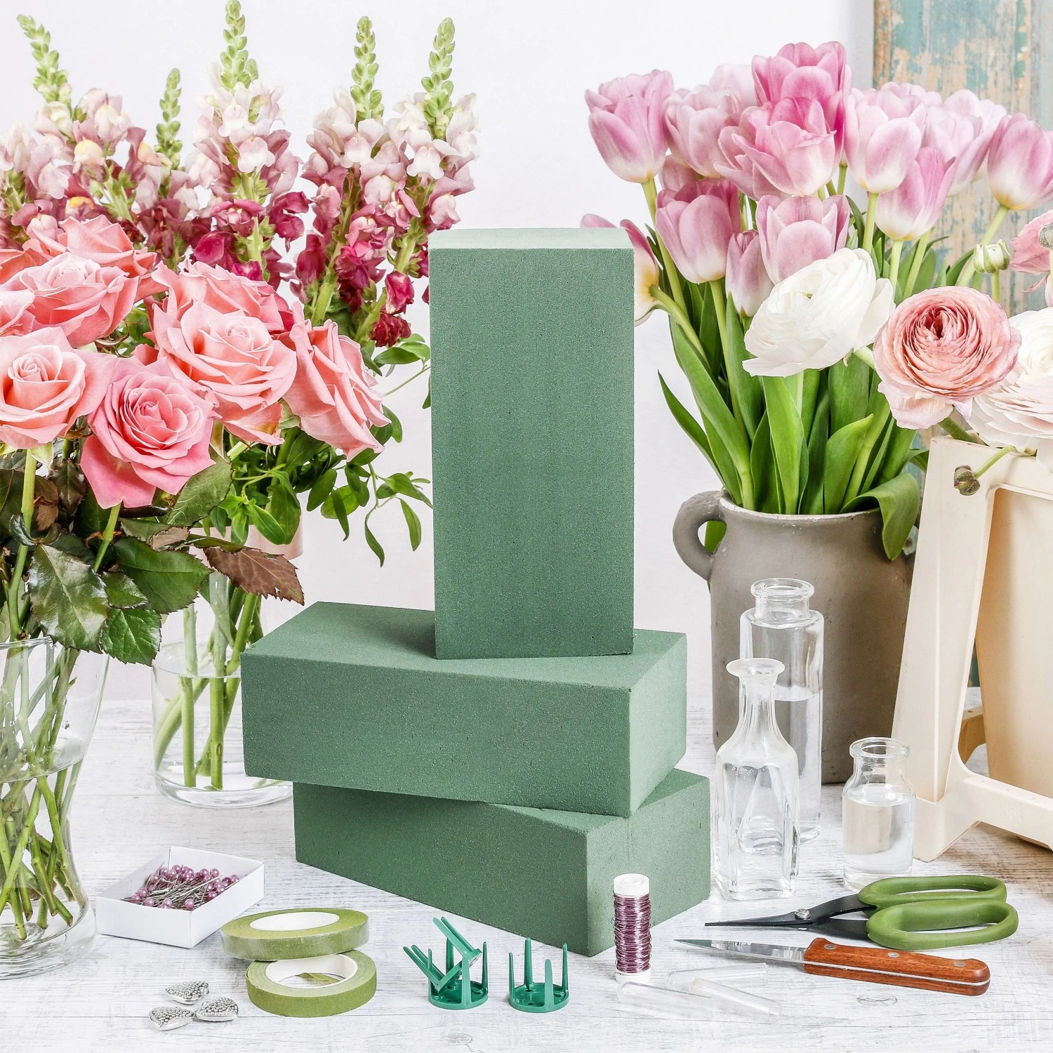 Relaxdays Steckschaum 3er Set, grüner Schaumstoff für Blumengestecke mit frischen Blumen.