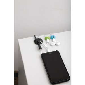 Fix-o-moll Kabelfixierer in Mehrfarbig mit Kabeln und Smartphone auf Tisch.