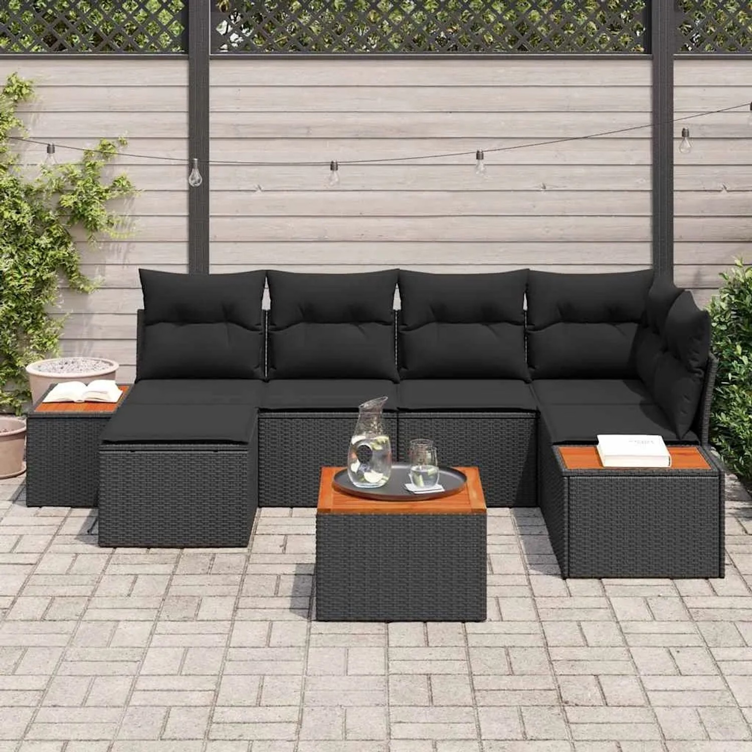 Schwarzes 7-teiliges vidaXL Garten-Sofa-Set aus Poly Rattan mit Kissen und Tisch.