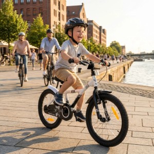 Glückliches Kind auf weißem PROMETHEUS 18 Zoll Kinderfahrrad mit Helm am Flussufer. Familie fährt im Hintergrund.