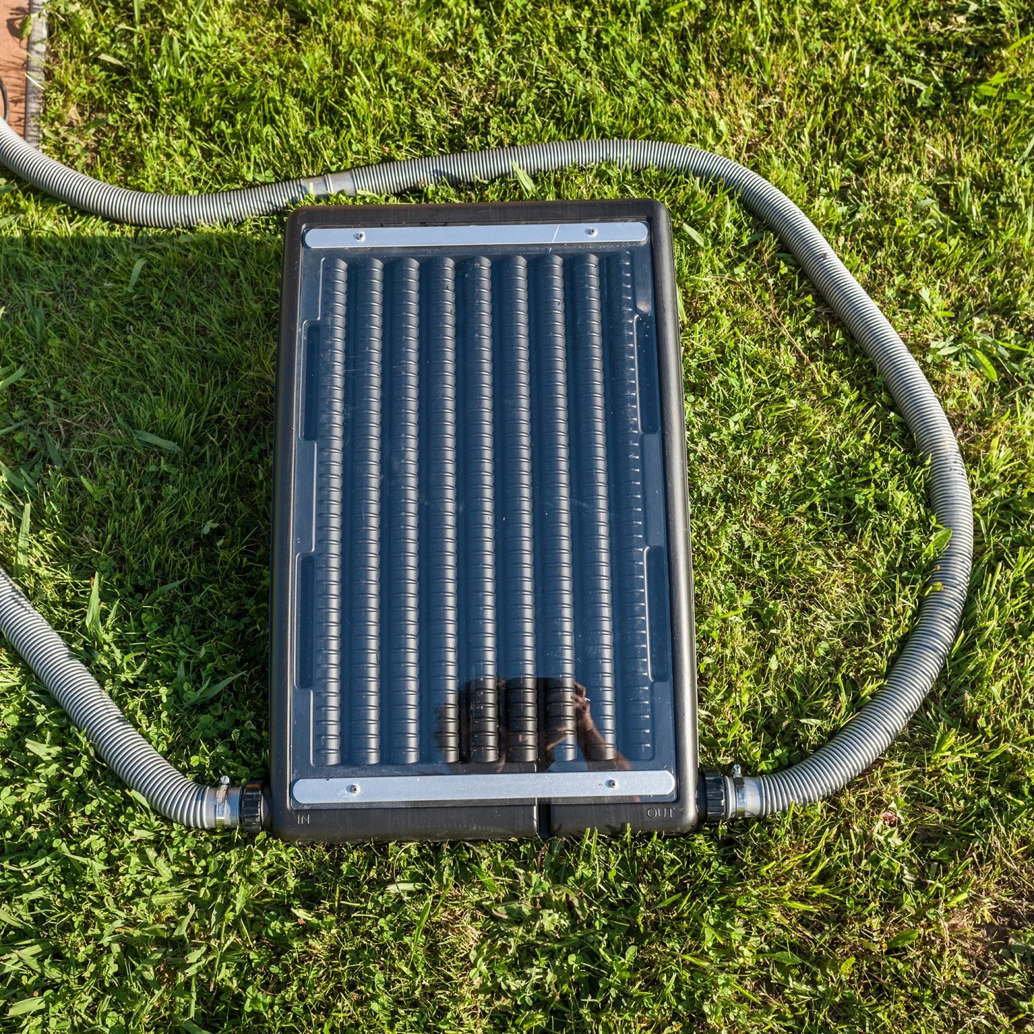 Gre Solarwärmepaneel zur Poolheizung, schwarzes Paneel mit Schläuchen auf Rasen.