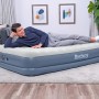 Doppelluftbett 204x152x36 cm mit Elektropumpe von Bestway, geeignet für Camping und Zuhause.
