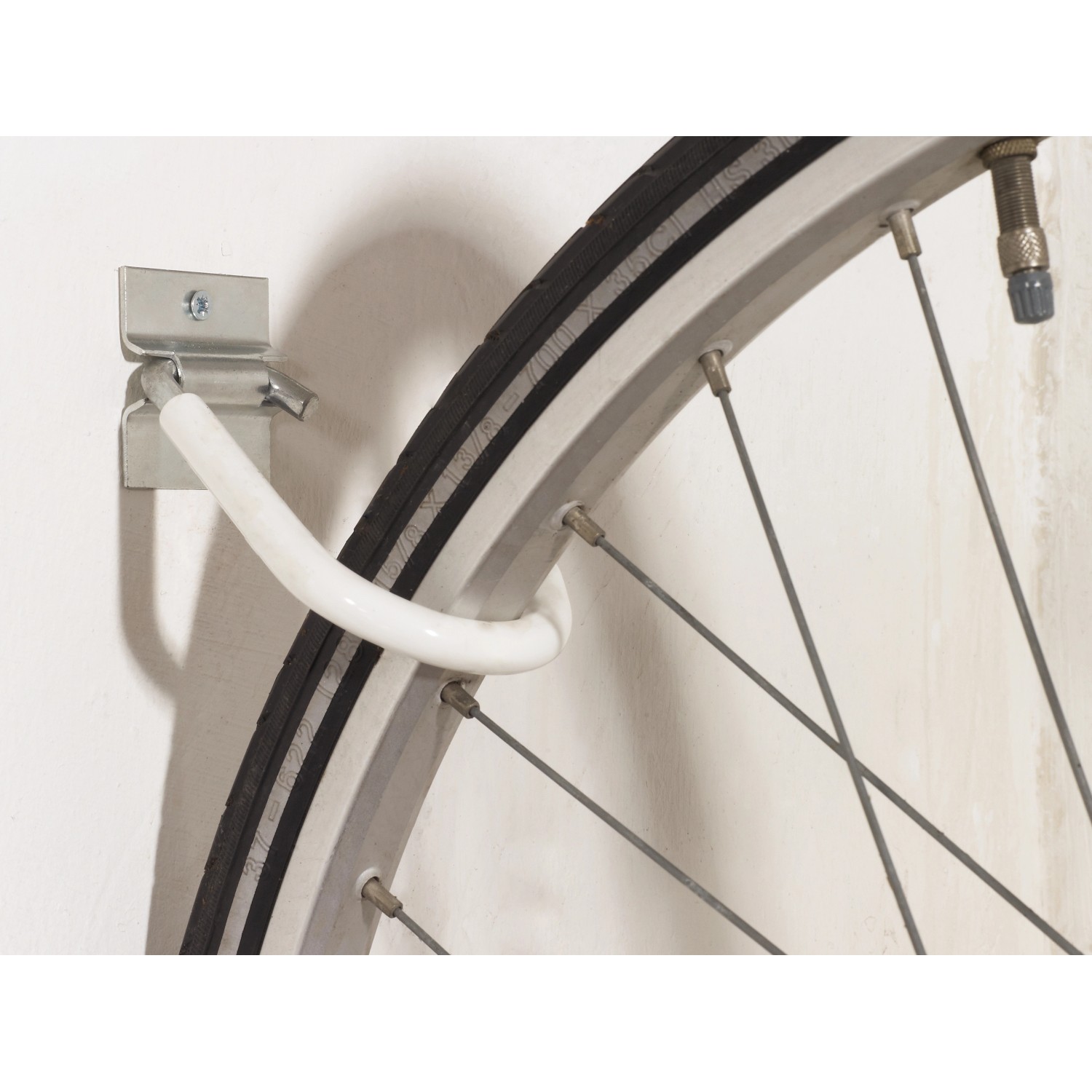 Verzinkter Fahrradhaken zur Wandmontage, hält ein Fahrradrad.