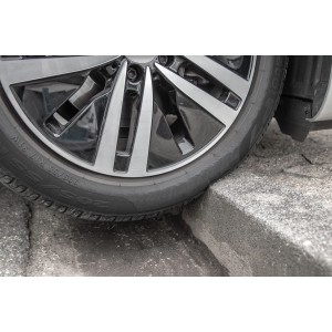 Terrasoft Bordsteinrampe XL im Einsatz: PKW-Reifen überwindet Bordsteinkante. Baugerät für leichteres Auffahren.