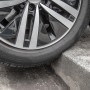 Terrasoft Bordsteinrampe XL im Einsatz: PKW-Reifen überwindet Bordsteinkante. Baugerät für leichteres Auffahren.
