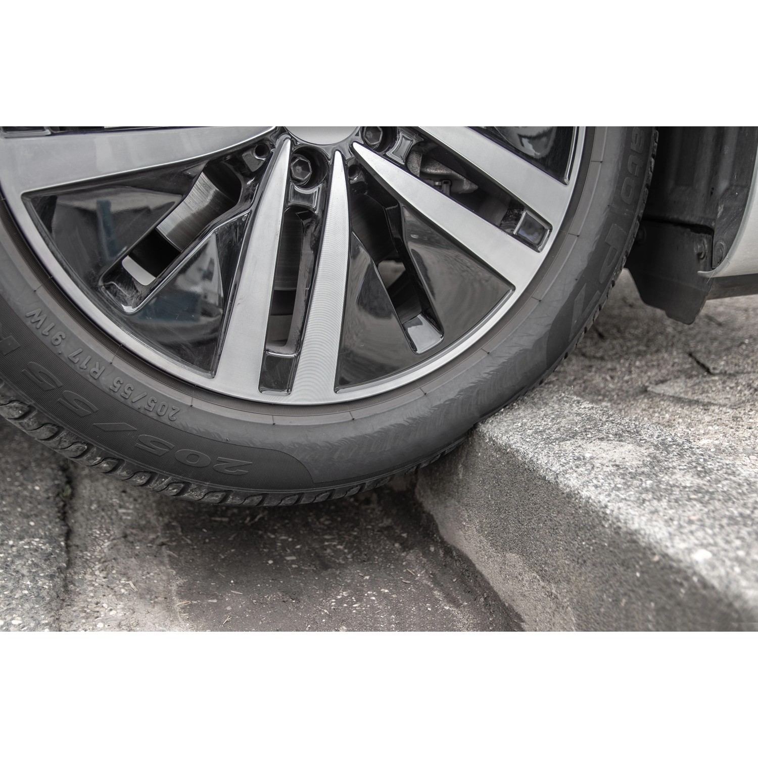 Terrasoft Bordsteinrampe XL im Einsatz: PKW-Reifen überwindet Bordsteinkante. Baugerät für leichteres Auffahren.