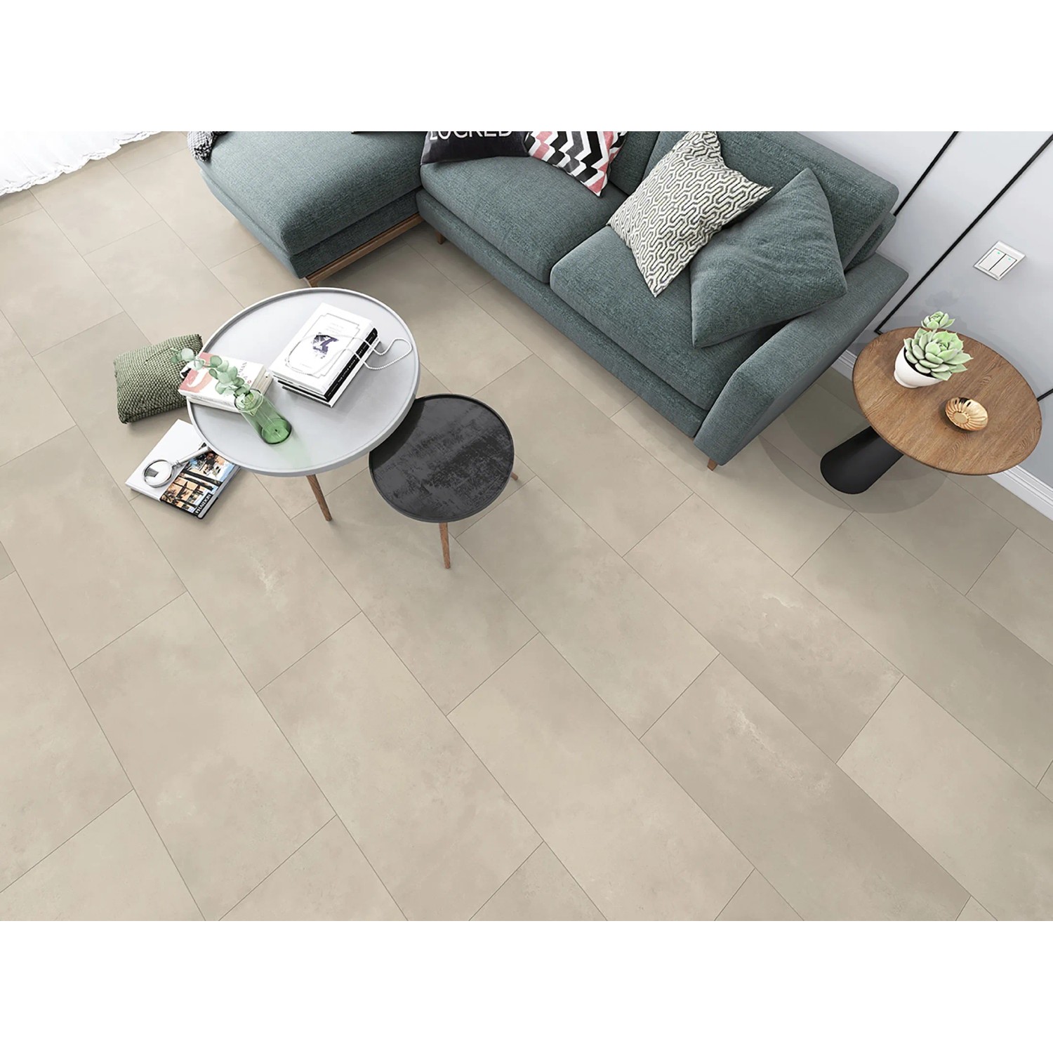 Verlegtes ECO4ALL Pro Bella Grigia Vinyl, Steinoptik, im Wohnraum mit Sofa und Tischen.