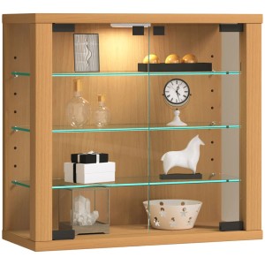 Wandhängende Vitrine VitrosaS mit 2 Türen in Buche, Glasböden und Deko-Elementen.