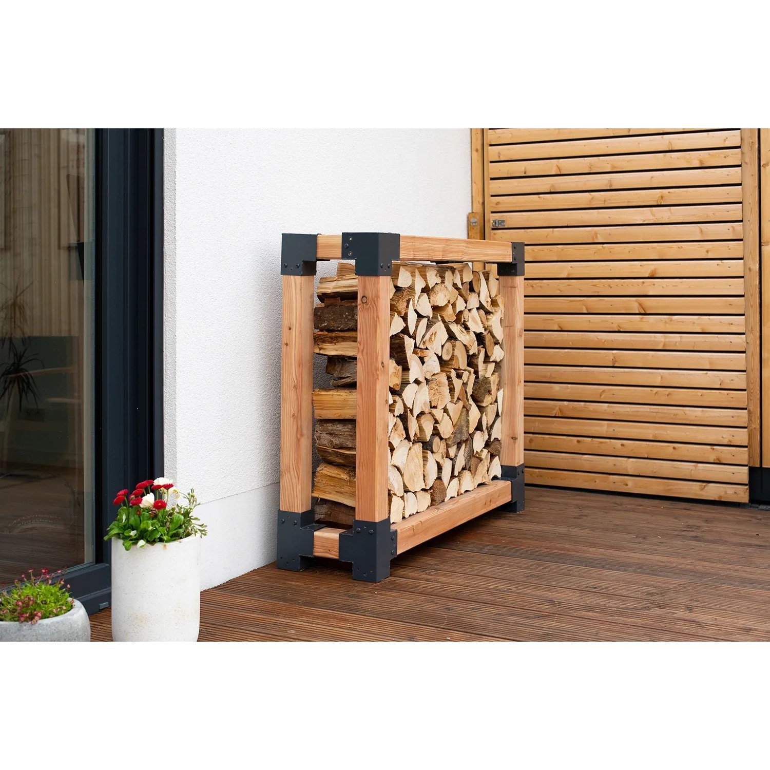 Westmann Kaminholzregal Michel aus Lärchenholz, gefüllt mit Holzscheiten. Praktische Kaminholz Lagerung.