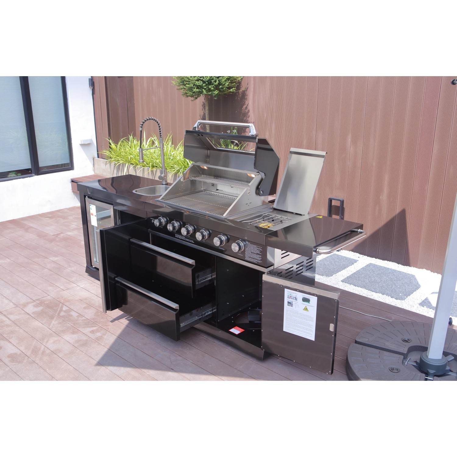 Buschbeck Outdoorküche Cambridge mit Gasgrill, Spüle, Kühlschrank und Stauraum.