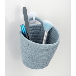 Blaugrauer Wenko Aufbewahrungskorb Soria mit Kosmetikartikeln, hängend an einer Wand.