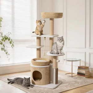 Beiger Wiltec Fudajo Kratzbaum, 138cm hoch, mit mehreren Plattformen, Katzenhaus, Kuschelbetten und spielenden Katzen.