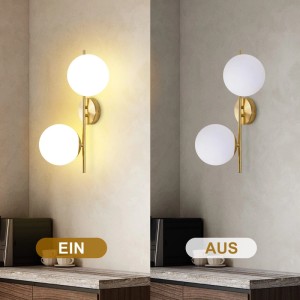 ZMH Wandleuchte 2-flammig, goldfarbenes Metall, weiße Glaskugeln. Modernes Design, leuchtend und unbeleuchtet.