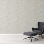 A.S. Création Vliestapete Blumen beige/weiß an Wand mit Sessel. Dekorative Tapete mit floralem Muster.