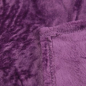 Nahaufnahme: Violette Bestlivings Kuscheldecke Celina mit Ziernaht. Weiche Wohndecke für Sofa & Bett.