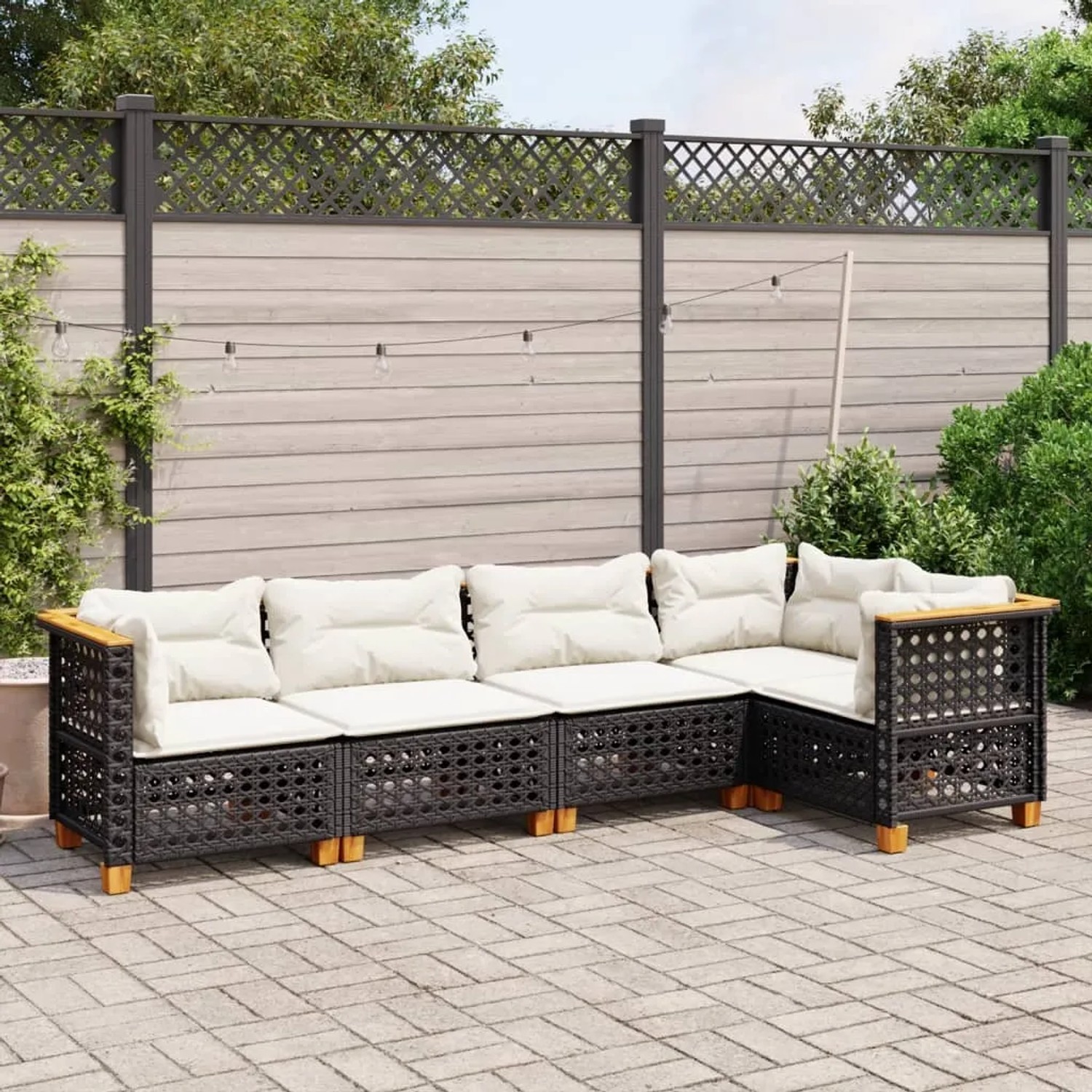 Schwarze 5-tlg. Garten-Sofagarnitur aus Poly Rattan mit cremeweißen Kissen. Gartenmöbel für Terrasse und Garten.
