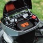 Yard Force Akku-Rasenmäher: Detailaufnahme des Akkufachs mit eingesetztem 60V Akku.