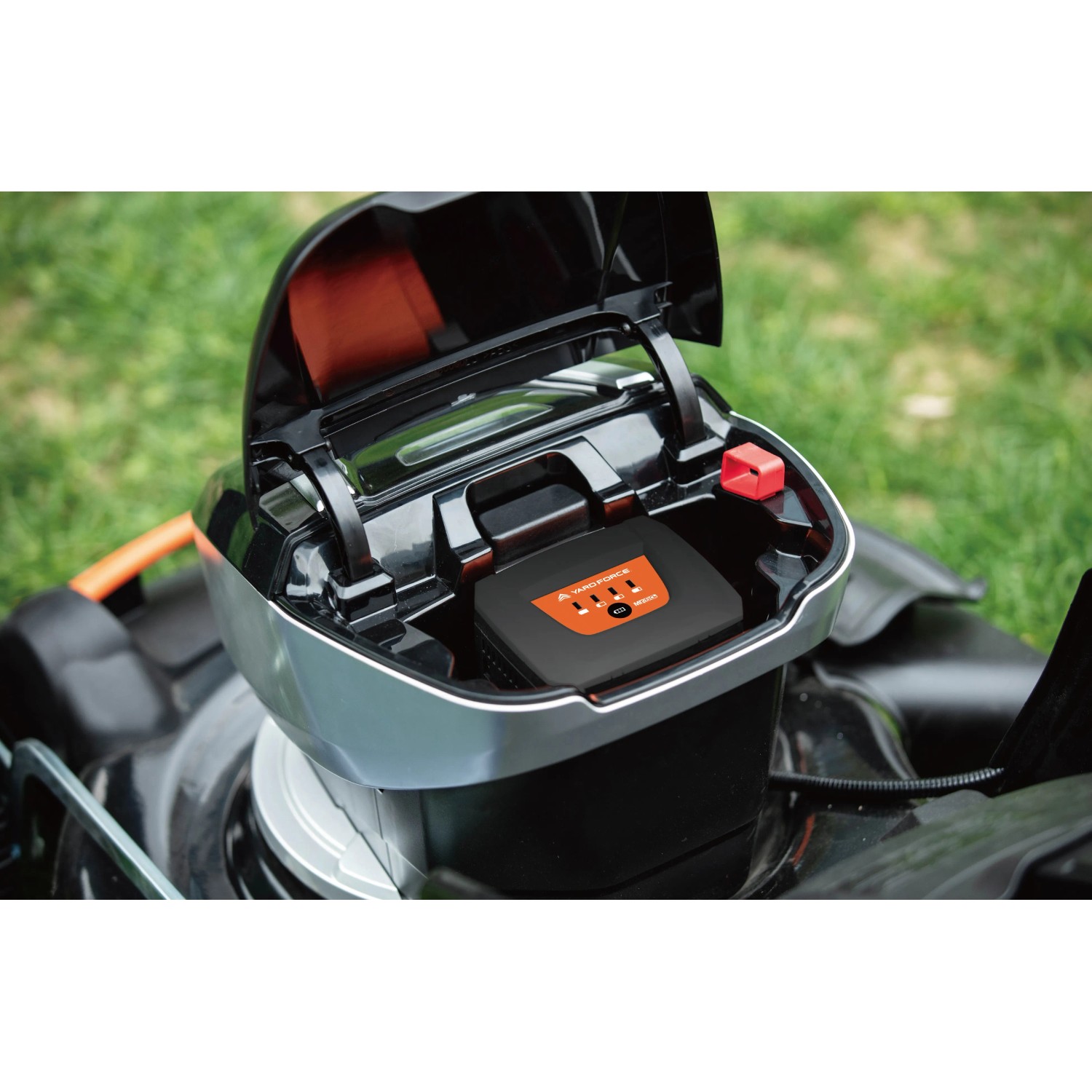 Yard Force Akku-Rasenmäher: Detailaufnahme des Akkufachs mit eingesetztem 60V Akku.