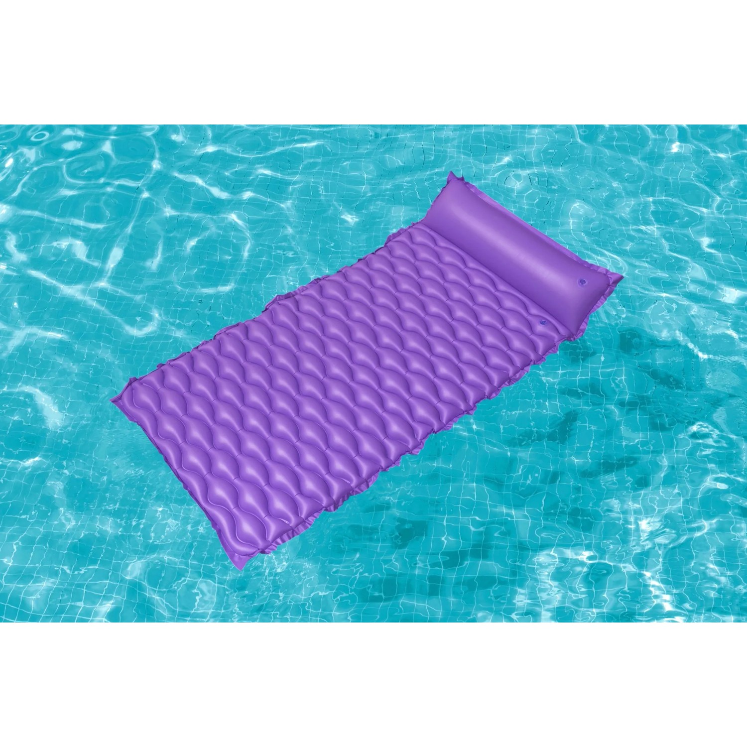 Bestway Luftmatratze Float'n Roll, lila, im Wasser. Ideal zum Entspannen und Sonnenbaden.