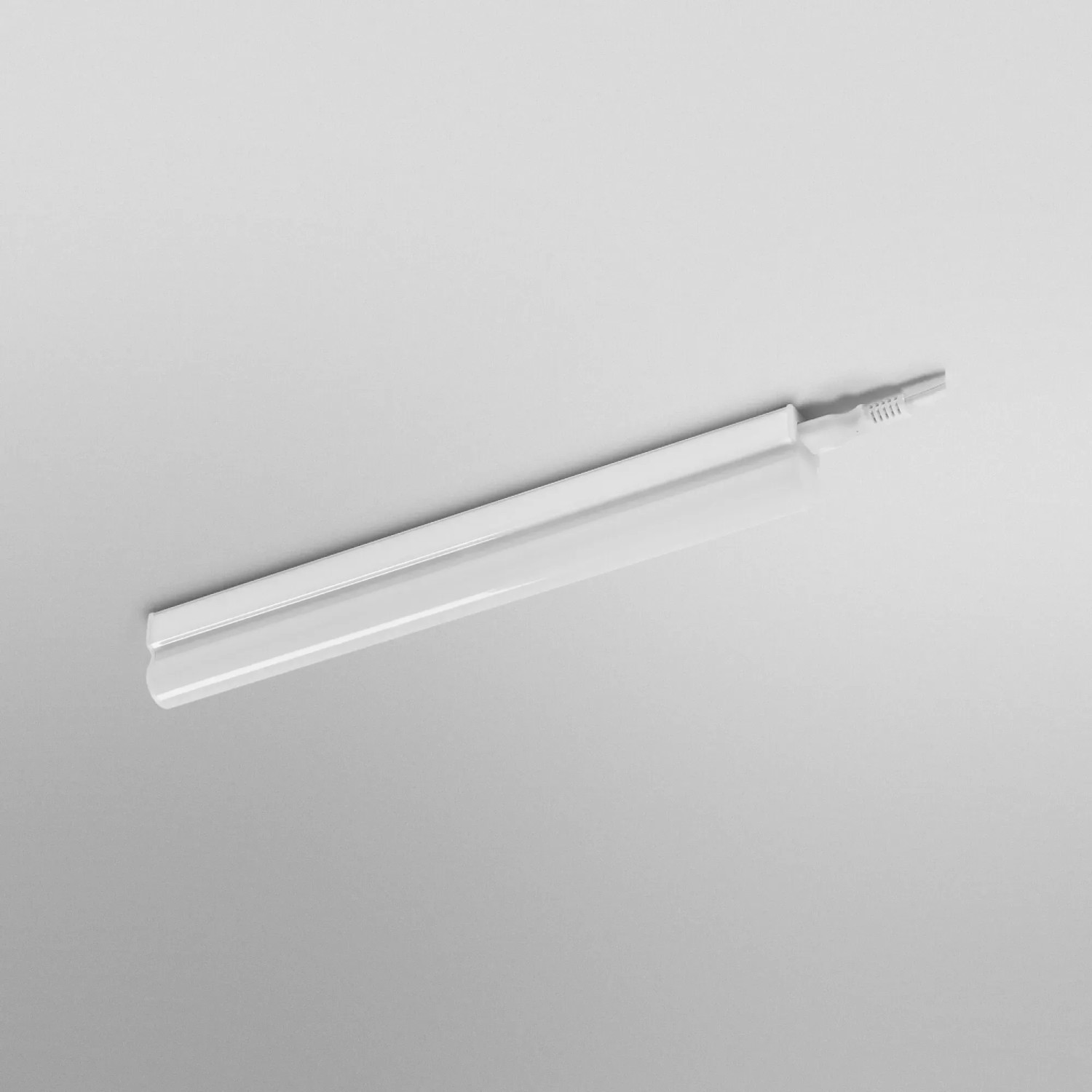 Weiße Ledvance LED-Unterbauleuchte Batten Sensor, 32 cm. Schlanke Bauform mit integriertem Sensor.