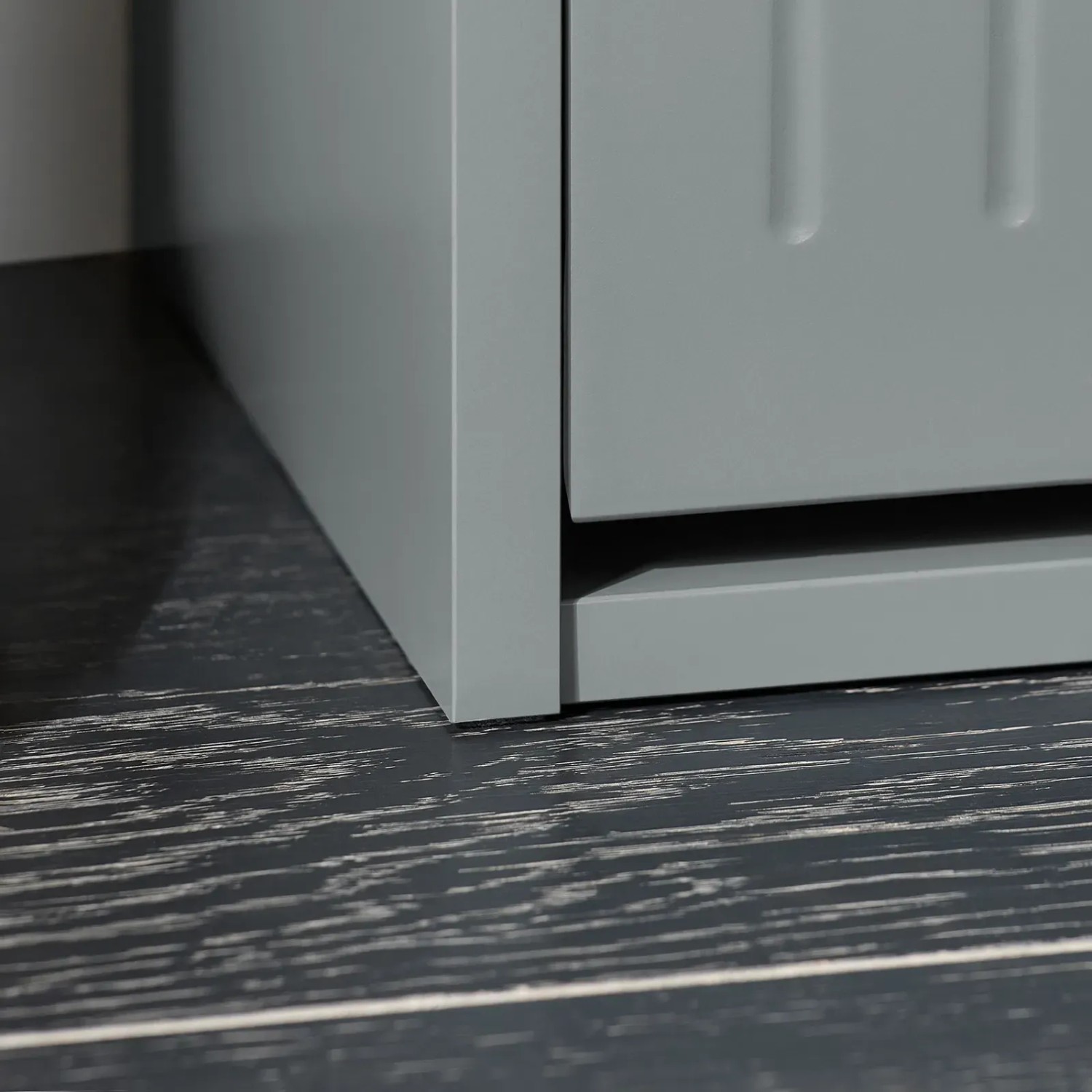 Graue SoBuy Schuhbank mit Klappe, Detail der Unterkante und des Öffnungsmechanismus auf dunklem Boden.