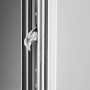 Detailaufnahme: Aluminium-Haustür Moderno M340, silbergrau metallic, mit Griff und Beschlägen.