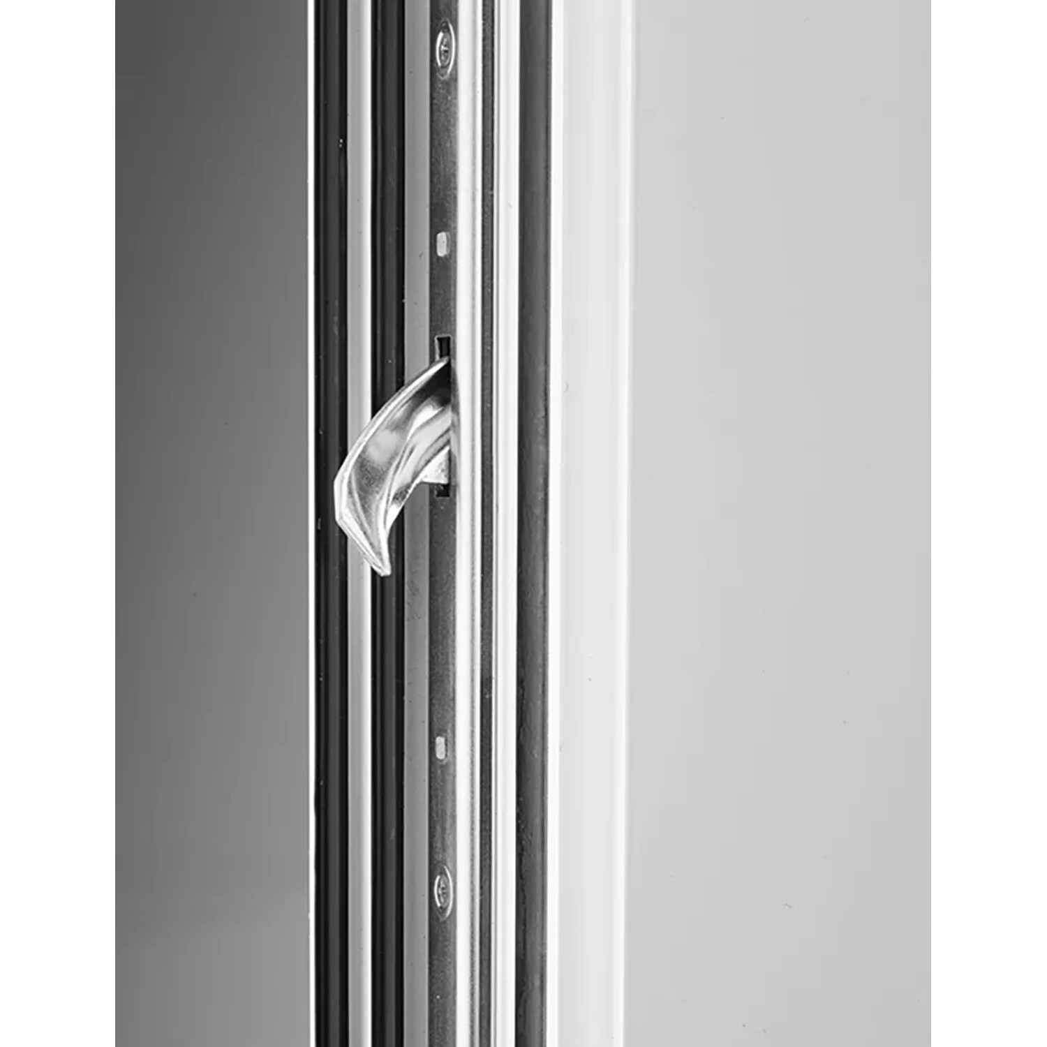 Detailaufnahme: Aluminium-Haustür Moderno M340, silbergrau metallic, mit Griff und Beschlägen.