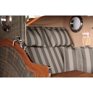 Detailansicht Strandkorb Westerland Mahagoni mit Bullauge und grau gestreiftem Dessin.