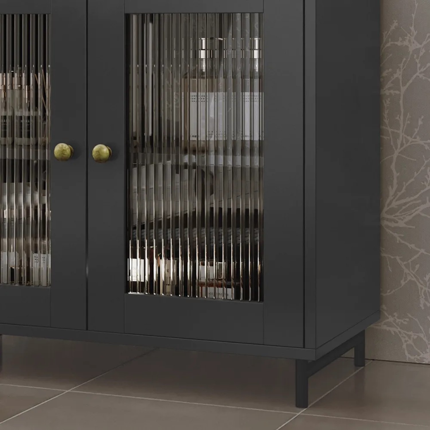 Grauer Vicco Waschbeckenunterschrank Malte (60 cm) mit geriffelten Glastüren und goldenen Griffen.