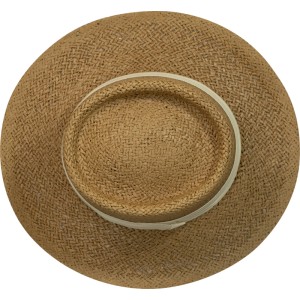 Brauner Damen Strohhut mit flacher Krone, beigem Textilband und breiter Krempe, in Strohoptik. Gartenbekleidung.