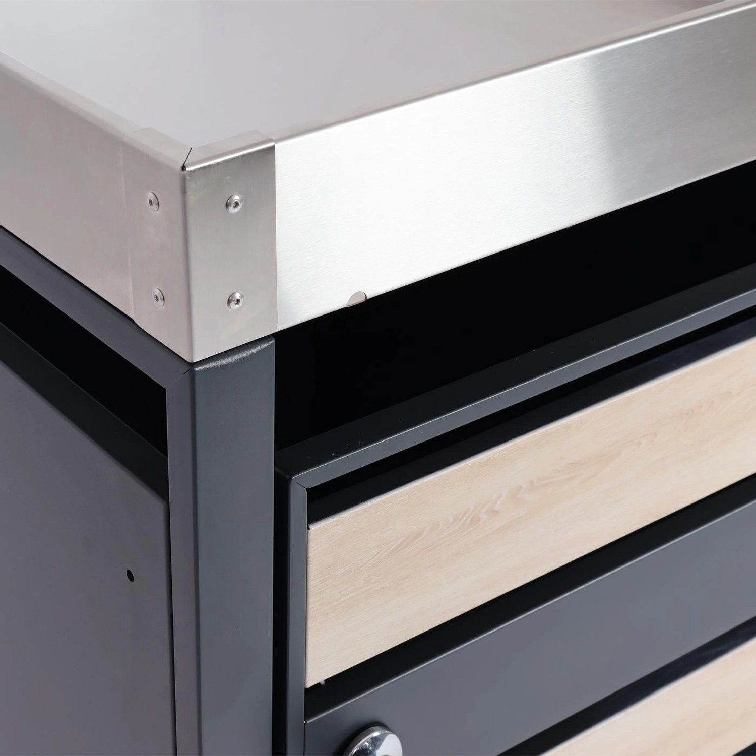 Detailaufnahme: MCW Mülltonnenverkleidung J81 2er in Buche-Holzoptik mit Stahloberfläche.