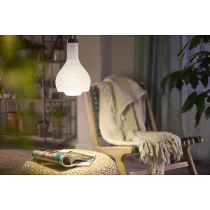 Matte Philips LED Lampe E27 in Glühlampenform, 4W, 840lm, warmweißes Licht im Wohnraum.