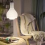 Matte Philips LED Lampe E27 in Glühlampenform, 4W, 840lm, warmweißes Licht im Wohnraum.