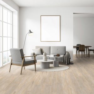 Heller Wohnraum mit Kaindl Laminatboden Comfort Hickory Scuol, 7 mm Stärke.