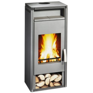 Grauer Wamsler Kaminofen KF 101-OF-W Stahl, 8 kW, mit Holzscheiten im unteren Fach.