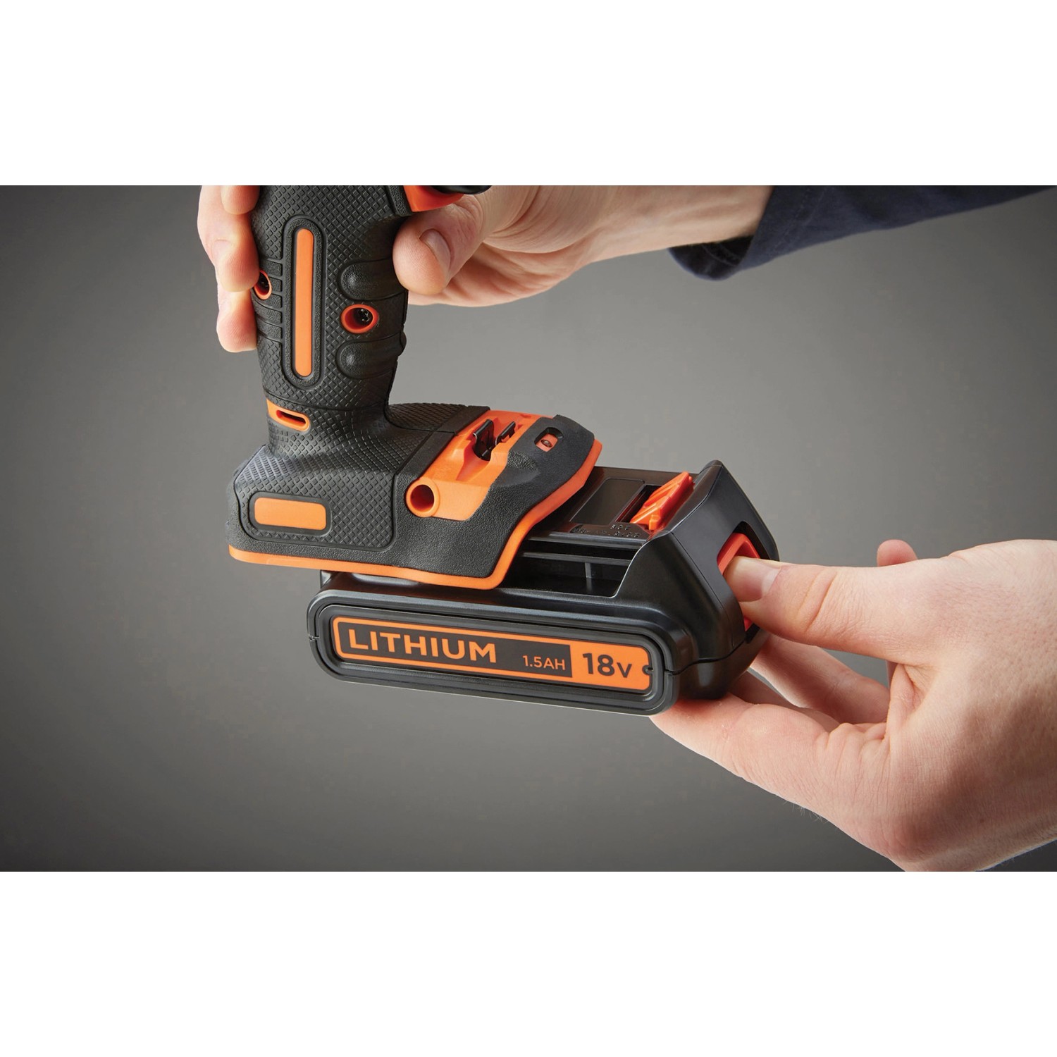Black+Decker Akku-Schlagbohrschrauber mit eingesetztem 18V Akku.