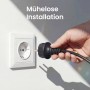 Hand steckt schwarzen Stecker in weiße Steckdose. Einfache Installation des Anker SOLIX Balkonkraftwerks.