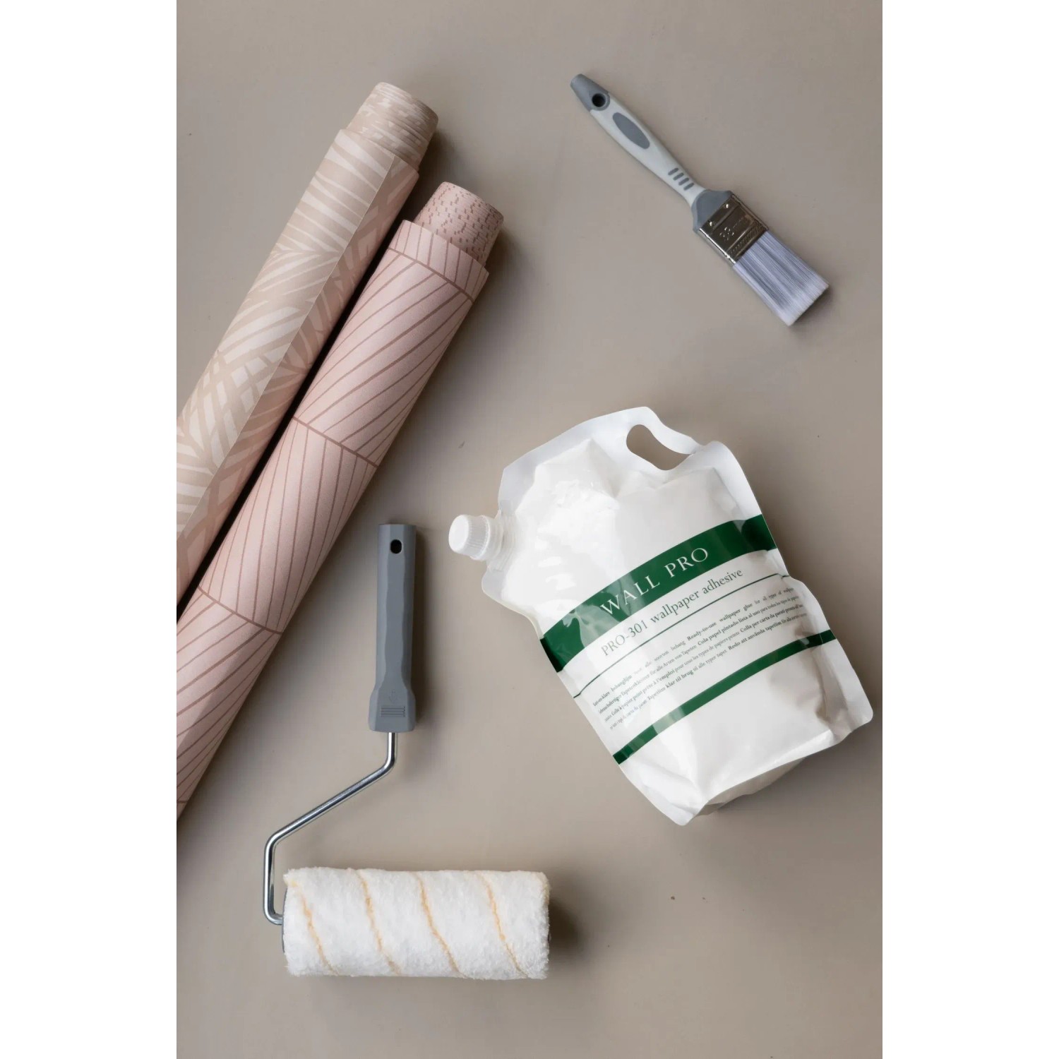 Wallpro Werkzeug-Set für Vliestapeten mit Farbrolle, Kleister, Messer und Spachtel.