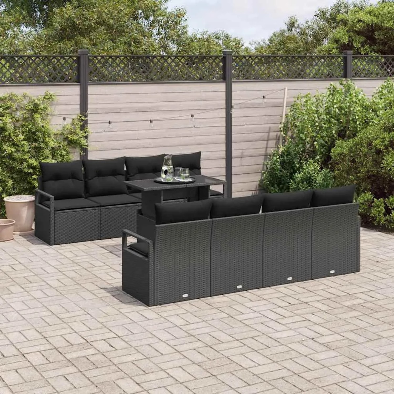 Schwarzes 9-teiliges vidaXL Garten-Sofa-Set aus Poly Rattan mit Tisch und Auflagen.