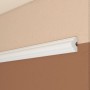 Decosa Flachprofil Melissa, 1 x 2 m, weiße Zierleiste an Wand montiert.