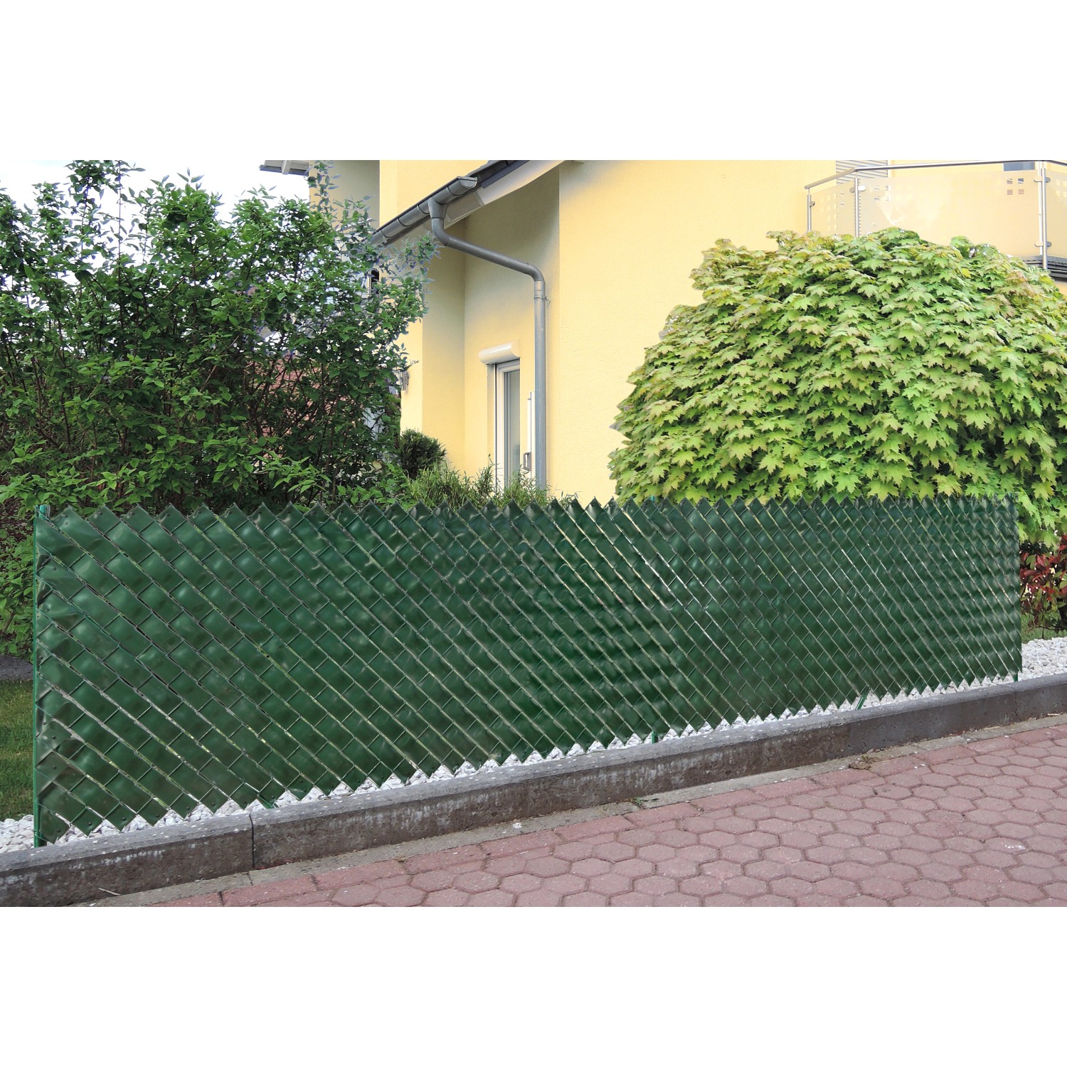 Grüne Floraworld PE-Foliestreifen als Sichtschutz am Zaun, Maschenweite 6x6 cm.