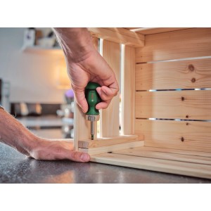 Bosch Bit-Ratschenschraubendreher Stubby im Einsatz beim Schrauben an einer Holzkiste.