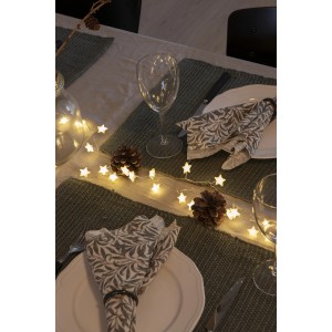 Festlich gedeckter Tisch mit Konstsmide LED Sternenlichterkette und warm-weißen Dioden.