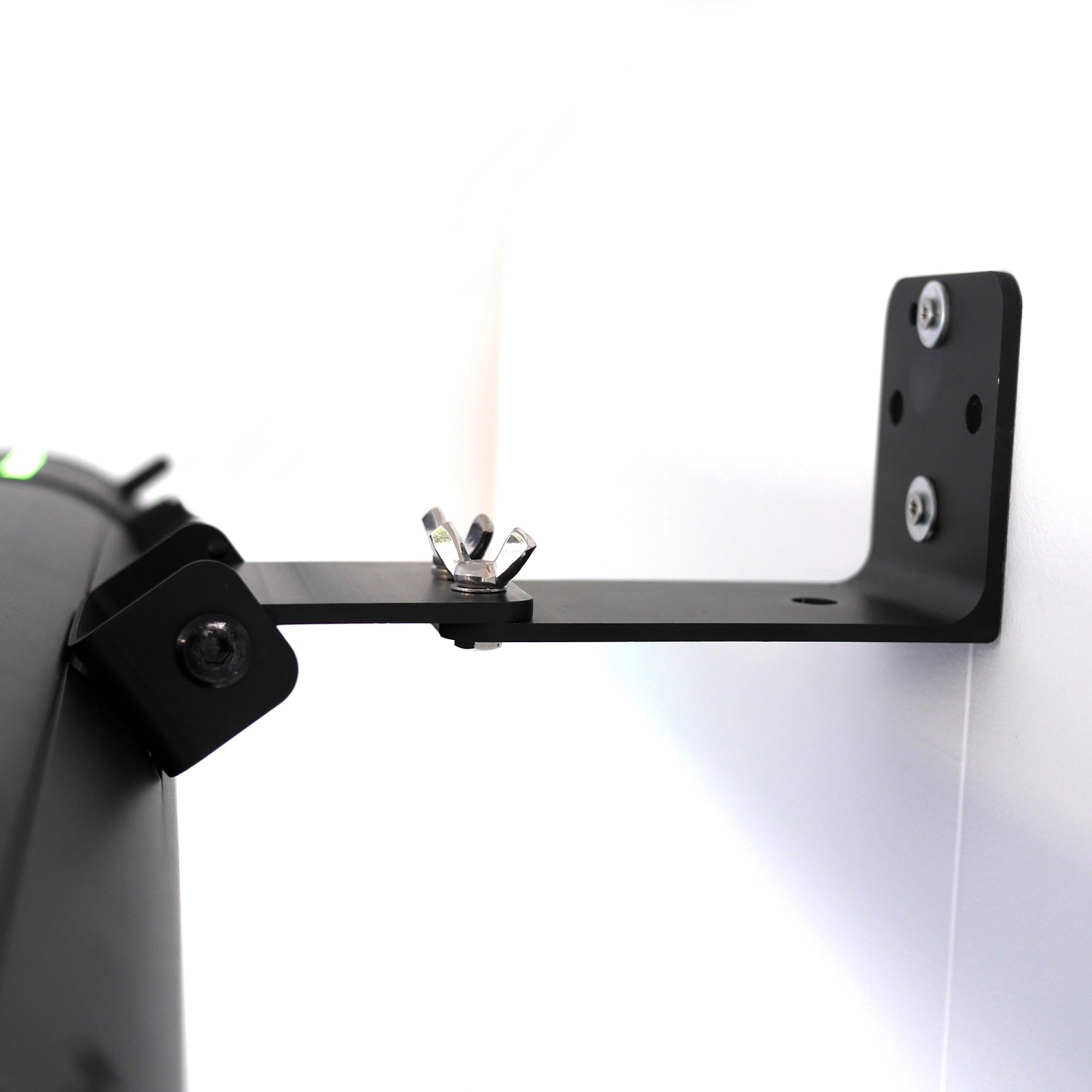 Detailaufnahme der Wandhalterung für den VASNER Appino BEATZZ Heizstrahler.