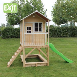 EXIT Loft 500 Holzspielhaus naturel mit Rutsche, Sandkasten und Treppe im Garten.